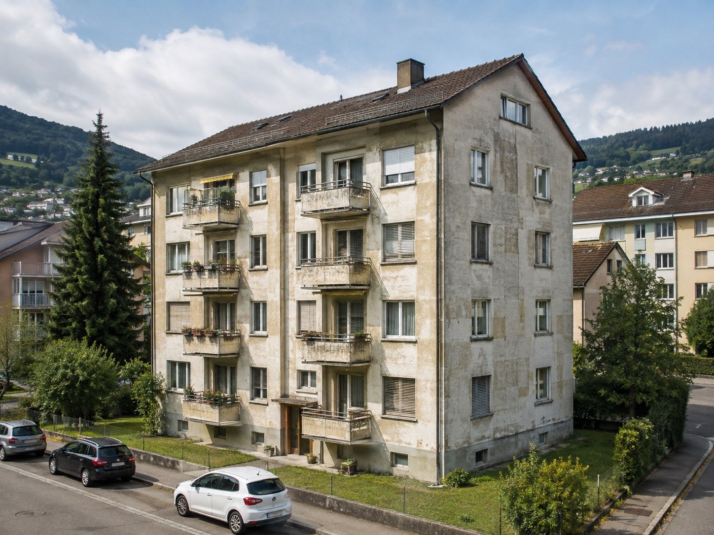 Viergeschossiges Mehrfamilienhaus mit verwitterter Putzfassade und Balkonen an einer Quartierstrasse
