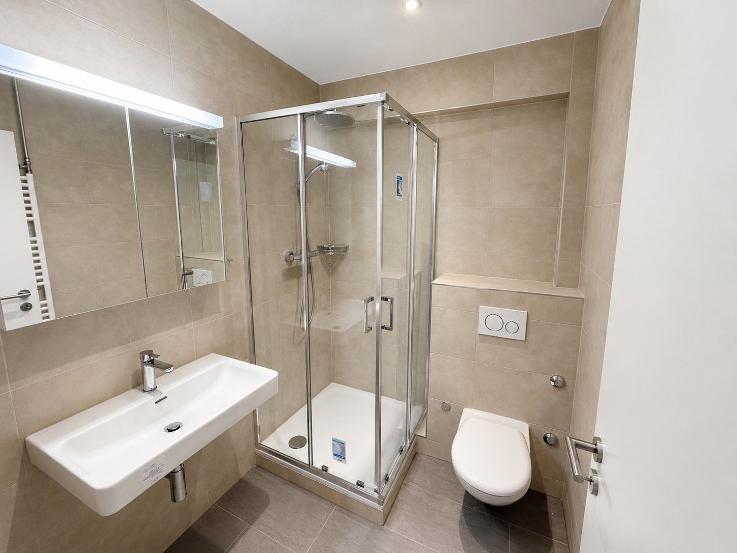 Modernisiertes Badezimmer mit Dusche im Schwingerstübli
