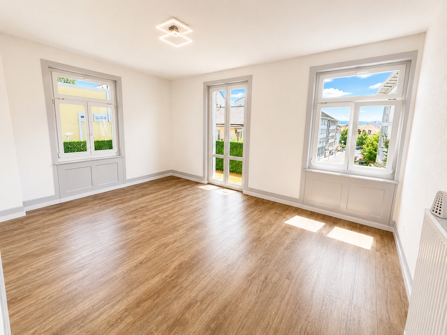 Heller Wohnraum mit Parkettboden und Aussicht im Schwingerstübli