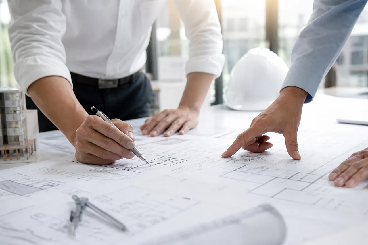 Projektbesprechung an Architekturplänen